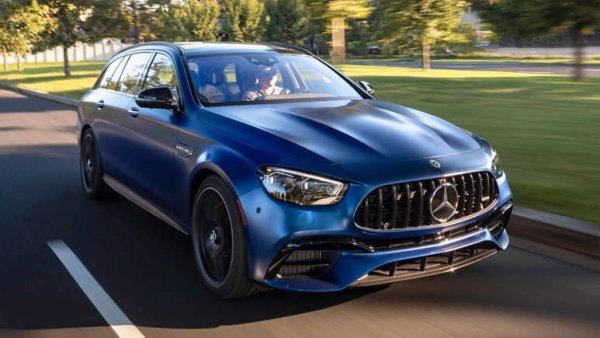 Ако искате практичност и производителност, Mercedes-AMG E63 S Wagon е сред основните кандидати. Това е едно от най-мощните комбита на пазара, благодарение на 4,0-литровия битурбо V8 двигател на AMG, който произвежда 612 к.с. и 800 Нм въртящ момент.

Въпреки големия V8 и теглото на каросерията, това комби все още е много отзивчиво при шофиране и пъргаво в завоите. Освен това то предлага много богато оборудване, в което влизат масажиращи седалки и има достатъчно място за всичко, което едно семейство би трябвало да съхранява в колата. Неговата максимална скорост от 250 км/ч категорично го позиционира сред високопроизводителните автомобили.
