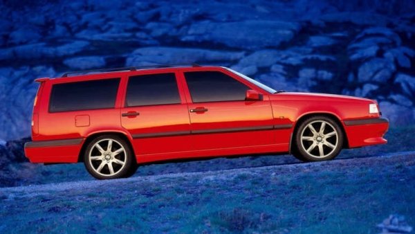 Volvo вероятно, което свързвате с мощни автомобили, но 850 R Station Wagon опрелено е такъв. Шведският производинел използва 850 R в британския шампионат за туристически автомобили, подчертавайки неговите спортни качества.

Под капака на комбито 850 R имаше 2,3-литров петцилиндров двигател с турбокомпресор, който можеше да произведе 250 к.с. и 350 Нм въртящ момент. За времето си комбито има и впечатляващо ускорение от 0 до 100 км/ч - 6,7 секунди. Volvo спира производството на своите комбита, но 850 R сега напомня колко добър продукт може да предложи шведският производител.