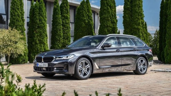 В другия край на скалата е разположено BMW 530e Touring. Тази кола е за тези, които искат това представяне и допълнителната ефективност на хибридно задвижване. Plug-in хибридът съчетава 2,0-литров четирицилиндров двигател с електрически мотор за 295 к.с. и 450 Нм въртящ момент.

Ако обаче искате още повече мощност, изцяло електрическата версия i5 M60 xDrive осигурява 592 к.с. и 820 Нм въртящ момент в спортен режим и предлага до 505 км пробег. Въпреки това, максималната скорост на EV версията е електронно ограничена на 230 км/ч. BMW ще добави още към гамата за 2024 г. с 3,0-литров редови шестцилиндров plug-in хибрид с 481 к.с. и 700 Нм въртящ момент.
