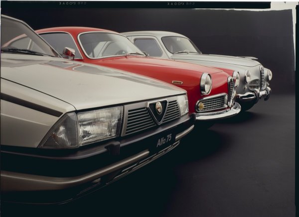 Ермано Кресони е създателят на линиите на 75. Нает от дизайнерския център на Alfa Romeo през 1965-а, той става негов директор през 1975 година, като създава Giulietta, 33 и доста други модела. Стилът на 75 е веднага разпознаваем и високо ценен от колекционерите, защото е  автомобил със силна индивидуалност. Нищо че шасито и механичните части са наследени директно от Giulietta. това е заради оскъдните ресурси, с които компанията е разполагала по това време. 

Кресони обаче подобрява динамичния стил на автомобила. 
Той подчертава клиновидната форма на каросерията - с много ниска предна част и висока, скъсена задна част. Трапецовидната решетка, от друга страна, перфектно интегрира светлинните клъстери и се развива хоризонтално. Както и черната пластмасова фасада, която отлично покрива заварките на ламарината на калник.

Вътре седанът разполага с табло с квадратни форми, с аналогови инструменти и дигитален, контролен дисплей в средата на таблото. Перфектно и в стила на 80-те години на миналия век. Невъзможно е да не споменем дръжката на ръчната спирачка, която наподобява лост за управление на самолет, както и електрическите контролери за страничните прозорци, които не са разположени на вътрешния капак на вратата, а директно над таванната лампа.