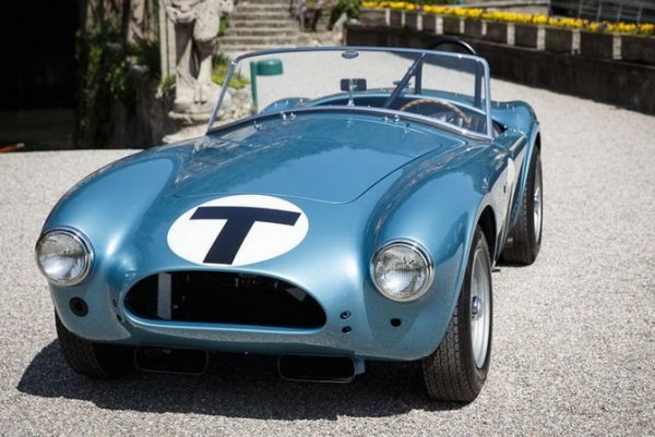 По американските стандарти осемцилиндровият V-образен двигател Ford Windsor спада към средната категория. За първи път е монтиран на четвъртото поколение на Ford Fairlane. По-късно се използва в широка гама модели на бранда, както и на автомобили от други марки, като Sunbeam Tiger и AC Cobra. Последният серийно оборудван с такъв двигател модел е Ford Explorer през 2001 г., но все още може да бъде купе като отделен компонент. Двигателят се използва в следните модели: AC Cobra, Continental Mark 6 и Mark 7, Ford Bronco, Country Squire, Econoline, Elite, Explorer, F-Series, Fairlane, Fairmont, Falcon, Falcon Ranchero, Galaxie, Granada, GT40, LTD, Mustang, Thunderbird и Torino, Lincoln Continental, Mark 7, Town Car и Versailles, Mercury Colony Park, Cougar, Cyclone, Grand Marquis, Marquis, Meteor, Monarch, Montego, Mountaineer и Zephyr, Saleen S7, Shelby GT350 и Sunbeam Tiger.