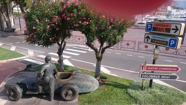 В малкото европейско княжество има атракция, посветена на състезанията - паметник на Mercedes-Benz и неговия пилот Хуан Мануел Фанджо, петкратен световен шампион във Формула 1. Мемориалът се посещава всеки ден от много туристи, които могат да седнат в колата, поради което металът на волана и седалките са излъскани до блясък.
