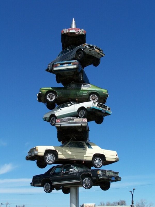 Много произведения на изкуството в САЩ са посветени на автомобилите. Като инсталацията "Спиндъл" в Беруин, Илинойс. Създадена е от художника Дъстин Шелер през 1989 г. и е поставена близо до търговски център Cermak Plaza. Скулптурата представлява 15-метрова игла, на която са "нанизани" осем от най-популярните автомобил. Инсталацията носи добри ползи за мола - приходите му скачат с 30% в сравнение с подобни търговски центрова.

Поръчана е от собственика на Cermak Plaza и колекционер на съвременно изкуство Дейвид Бърмант, който дарява за нея своето BMW. През 2008 г. "Спиндъл" е демонтирана и съборена. Там бяха "нанизани" Volkswagen Beetle (1967), BMW 2002 (1976), Ford Escort (1981), Mercury Capri (1973), Ford Mustang II (1978), Pontiac Grand Prix (1981), Ford LTD (1980 или 1979), и Mercury Grand Marquis (1981 или 1979).
