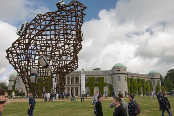 На провеждащия се всяка година Фестивал на скоростта в Гудууд, Англия, могат да се видят зашеметяващите скулптури на Джери Джъд. За първи път той създава централния експонат през 1997 г. и оттогава Фестивалът на скоростта се превръща в празник на автомобилния дизайн.

През 2008 г. основната тема става Land Rover и Джъд показва поредния си шедьовър. Той прикрепи няколко автомобила към 34-метрова стоманена конструкция, чиято общо тегло е 120 тона. Всичко прилича на бръмбари, изкачили се върху ажурна мрежа. Така дизайнерът отразява репутацията на Land Rover като най-издръжливия SUV в света по случай 60-годишнината на компанията.
