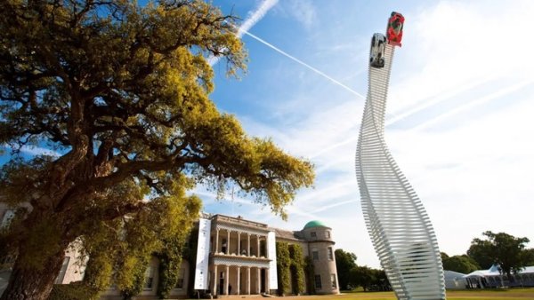 През 2015 г. скулптурата е посветена на японската марка Mazda в чест на 25-годишнината на модела MX-5. Инсталацията на Джери Джъд е базирана на острието на нож за рязане на хартия в японския стил на модернистичния дизайнер Енцо Мари.

Усукващата се форма е направена от поредица от подредени припокриващи се прътове. Върху 418 стоманени греди, всяка с различна дължина и ъгъл, най-високо горе са се изкачили два състезателни автомобила Mazda. Цялата конструкция използва 120 тона стомана.
