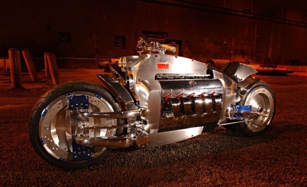 Представен през 2003 г. на Северноамериканското международно автомобилно изложение в Детройт, Tomahawk шокира хората със своя V10 двигател, взет от Dodge Viper и монтиран върху огромна рамка, изработена по поръчка от твърди парчета алуминиева сплав.
С мощност от 500 к.с., двигателят теоретично може да изстреля тежащия 680 кг мотор до максимално ускорение от 643,7 км/ч.
