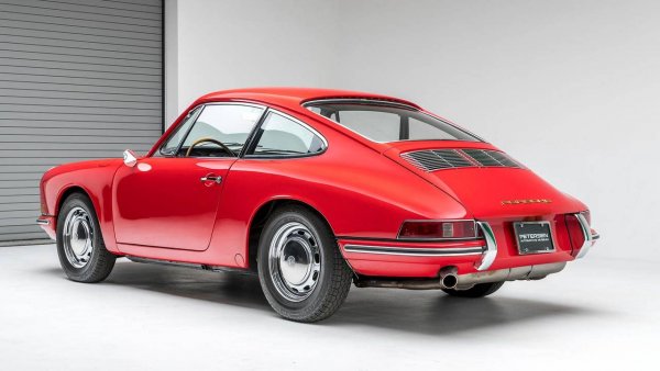 Porsche 901 има красивите линии на класическа спортна кола, като силуетът на следващите поколения си остава непроменен. Това е типичен пример за вечен дизайн.