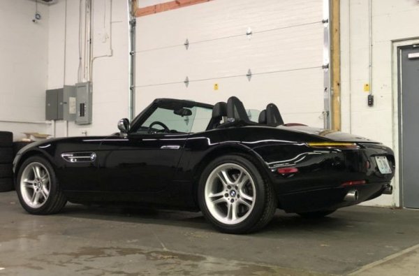 Автомобилът се предлагаше и като кабриолет с твърд покрив, а задвижването му е поверено на 4,9-литровия двигател от седана BMW 5-Series от този период. Мощността на мотора е 400 к.с.