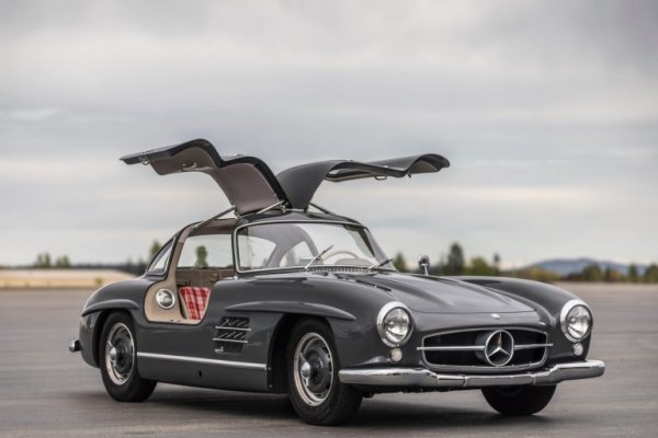 Mercedes-Benz 300SL е един от най-легендарните модели, които марката е произвеждала. Прекрасните пропорции на автомобила и емблематичните врати в стил &bdquo;gullwing&ldquo; (крила на чайка) вдъхновяват дизайна на модерните модели SLS и AMG GT.