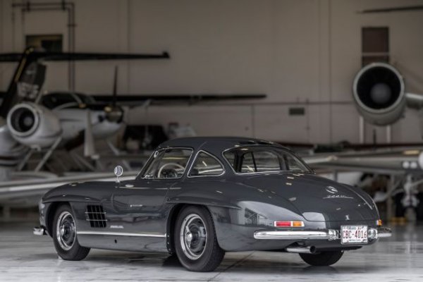 А всъщност 300SL е не само красива кола, но и машина със сериозни характеристики. Това се дължи както леката конструкция, така и на 3,0-литров мотор с 6 цилиндъра, който развива мощност от 175 к.с. и достига максимална скорост от 263 км/ч.