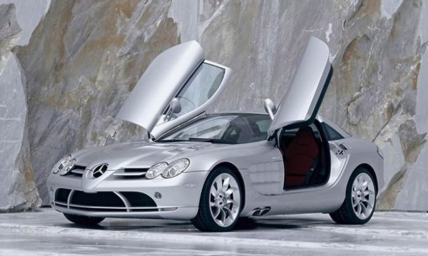 Освен, че е много красив, този автомобил е и доказателство за технологичното майсторство на германския производител. Mercedes-Benz SLR McLaren е вдъхновен от болидите от Формула 1, като това личи както от дизайна, така и от технически му характеристики, които също са впечатляващи.
