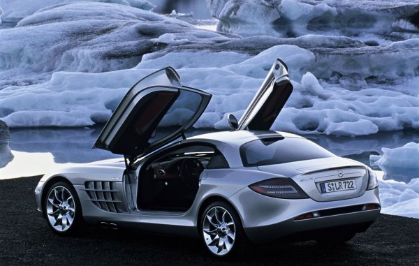 Вдигащите се нагоре врати правят визията още по-атрактивна. Колата се задвижва от 5,4-литров V8 двигател AMG с механичен компресор, като мощността на това чудовище е 617 к.с.