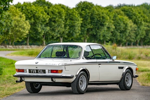 Дизайнът наистина е забележителен, но това важи и за характеристиките. CSL се задвижва от 3,0-литров шестцилиндров мотор, който произвежда 206 к.с. максимална мощност. Максималната скорост е 220 км/ч.