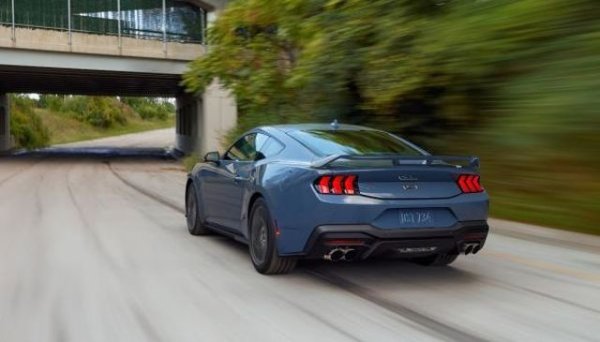 Mustang е горд представител на американските мускули със задно предаване. В миналото го подигравахме, че е създаден да се кара само по права линия, но последното му поколение е много подобрено и модернизирано. В сърцето му си остава добре познатият V8 двигател с до 447 к.с. мощност и 540 Нютонметра въртящ момент. За разлика от старите модели, този е добър не само на права отсечка, но и по завоите. Това се дължи на вградения диференциал с ограничено приплъзване и регулируемото окачване MagneRide.