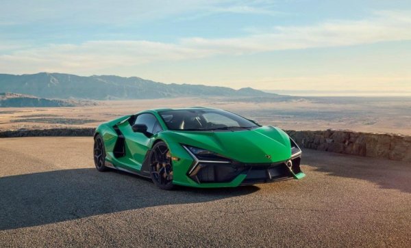 Най-новото предложение от Lamborghini се предлага със задно предаване и съвсем не е за подценяване. Revuelto е оборудвано с V12 с добавена хибридна система, за да стане този велик двигател още по-бърз. Автомобилът развива 813 коня от своето 6.5-литрово сърце. Комбинирана с трите електромотора, общата мощност достига 1000 к.с. Резултатът: 0 до 100 за само 2.5 секунди и максимална скорост от над 350 км/ч. С такава сериозна машина със задно трябва да се подхожда с внимание - Revuelto не е за начинаещи. 
