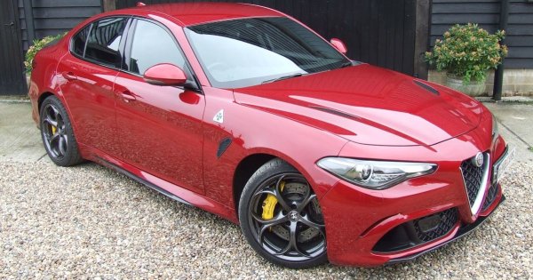 Ако М3 ви се струва готин автомобил, но винаги сте си падали по италиански дизайн, Alfa Romeo Giulia Quadrifoglio няма как да не ви хареса. Спортният седан е снабден с 2.9-литров битурбо V6 двигател, който разполага с над 500 к.с. и на практика е създаден от Ferrari. Тази мощност е достатъчна за 3,9 секунди ускорение от 0 до 100 км/ч, и максимална скорост от 307 км/ч. След фейслифта на модела, инженерите от Италия заменят електронния диференциал с класически механичен диференциал с ограничено приплъзване, което прави колата още по-забавна и игрива. Със своето разпределение на тежестта &ndash; 50/50 и олекотените карбонови елементи, колата става перфектна за взимане на завоите със стил. Жалко, че и Giulia, и Stelvio доживяват последните си дни върху тази платформа. 
