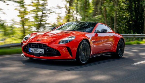 Aston Martin също имат репутация на марка, която прави уникални автомобили със задно задвижване и Vantage не е изключение. Добре познатият V8 двигател от AMG е пипнат от британците и настроен на 656 к.с. и 800 Нм. За сравнение това е над 150 коня и 100 нютона покачване на мощността спрямо предишната версия, което позволява на английското купе максимална скорост от 325 км/ч. Освен по двигателния отсек, колата има подобрения по скоростната кутия, окачването и шасито, а това води до много по-агресивен и спортен характер. 
