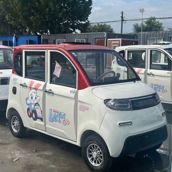 Миниатюрният електромобил BeteTek BD-DB е дълъг само 2,78 м, но е с пет врати и четири места. Оборудването включва централно заключване и Bluetooth. Моделът може да развие максимална скорост от 45 км/ч и да измине 85 км без презареждане.
