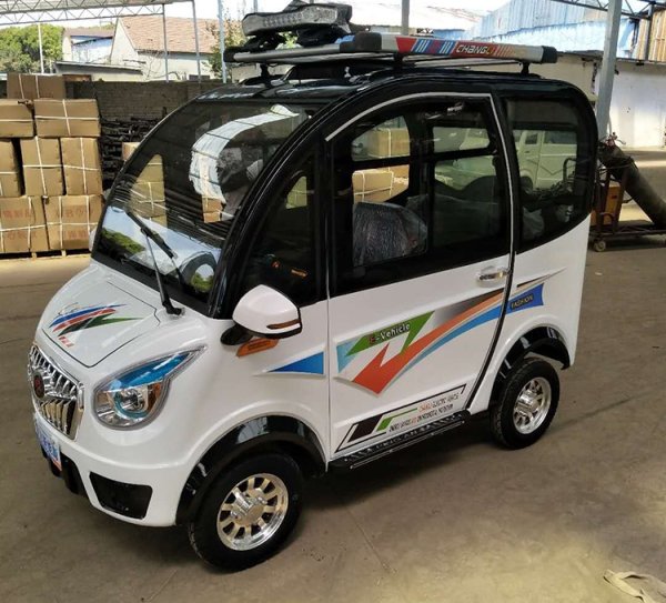 Моделът наподобява детски електромобили-играчки и не е много по-голям - 2,5 м дължина. Салонът е предназначен за трима, като шофьорът седи в центъра, а пътниците са отстрани. Бюджетната кола е оборудвана с камера и дисплей. Електромоторът с мощност 1,6 к.с. позволява максимална скорост от 35 км/ч. В зависимост от вида на батерия пробегът е от 40 до 100 км.
