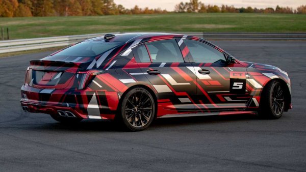 Когато новият CT5-V дебютира с едва половината от мощността на последния CTS-V, се надигна голям вой. Но към този CT5-V с 355 к.с. скоро ще се присъедини Blackwing вариант... който не е задължително да притежава Blackwing двигател. Да, объркващо е. "По-горещият" CT5-V ще включва ръчна трансмисия, като според слуховете ще бъде снабден с V8 с мощност 650 к.с.