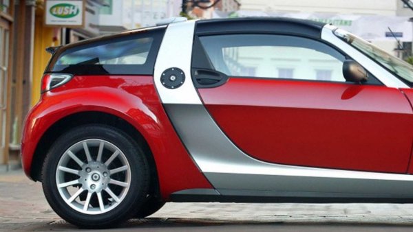 Резервоарът за гориво при Smart Roadster е разположен между кабината и задното окачване - логично местоположение. Поради сложната форма на каросерията обаче гърлото за пълнене е поставено в най-високата възможна точка отстрани, а не в арката на задното колело.