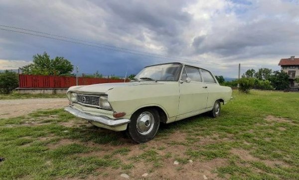 Още един ветеран от 60-те, който няма потенциала да бъде класика, но все пак е достойна за респект машина. Произведена е през 1965, със 70 конски сили максимална мощност. Обявата е от Ресилово край Кюстендил. 
