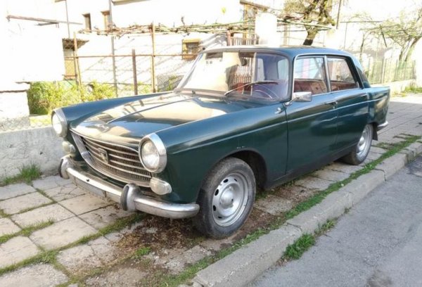 С дизайн на Пининфарина, това е един от най-успешните модели в историята на Peugeot. Конкретната кола е от септември 1964, с бензинов двигател. Продавачът от Разлог съобщава, че е бракувана, но е в движение, запазена и може да се регистрира "без проблем". 
