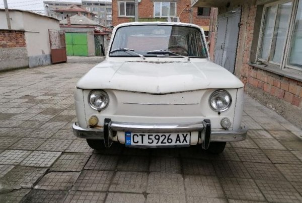 Renault 8 не е кой знае каква рядкост, но произвежданото в България в едва около 4000 екземпляра Бургаррено 8 вече е. Тази кола е от 1968 година, с 48 конски сили мощност, и се продава в Чирпан. 
