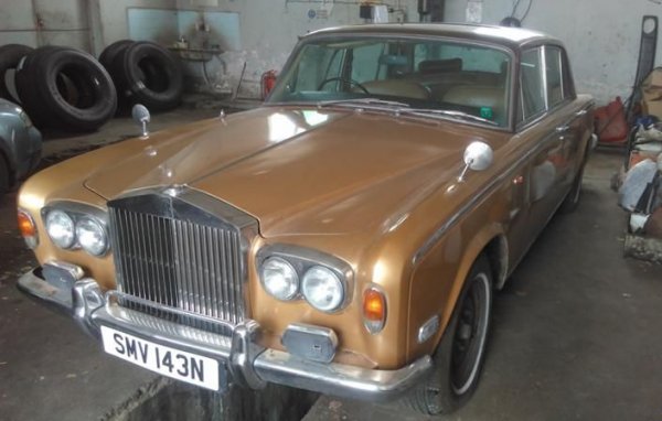 Още една обява, която може да ви докара шизофрения, защото гласи "Rolls-Royce Silver Seraph Silver Shadow". Това по същество са два съвсем различни модела, разделени помежду си от две десетилетия. В случая явно става дума за SIlver Shadow, ако се съди по снимките и по датата на производство - април 1974. Предлага се в Благоевград. 
