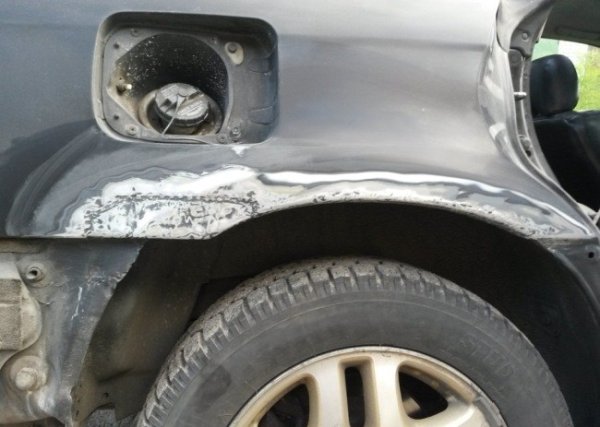 Ако купувате нова кола, не се колебайте да разберете предварително какво се крие под боята на металното покритие. Ако каросерията е поцинкована, тогава нищо не трябва да се прави. Но ако няма поцинковане, тогава е възможно колата да се нуждае от допълнителна антикорозионна обработка, която вероятно ще е скъпа. Освен това ако колата има предишни удари, местата, където е нагряван метала са доста по-податливи на корозия.

Не забравяйте, че ръждата се появява и чрез микропукнатини в боята. С времето боята се напуква и в пукнатините влиза вода. Затова не забравяйте периодично да покривате купето на автомобила със специални продукти на основата на восък след измиване. Той перфектно предпазва тялото от въздействието на околната среда. Освен това, колкото и парадоксално да звучи, мийте колата си по-често. Водата отмива солта от пътищата през зимата, а през лятото отмива пясък и кал.