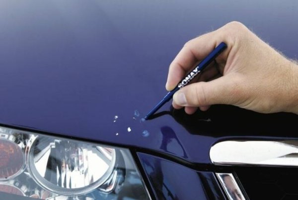 Има просто правило - колкото по-бързо се отървете от корозията, толкова по-малко проблеми ще причини. Например, ако сте забелязали малко "кафяво петно" тогава трябва да действате веднага. Това място трябва да бъде обработено с преобразувател на ръжда, грундирано и боядисано. Всичко това може да се направи точка по точка, благодарение на факта, че в продажба има малки цветни моливи или лакове с четки. Достатъчно е да разберете кода на боята на вашия автомобил, за да закупите подходящия нюанс. Лесно се установява по номера на каросерията на автомобила.

Случва се ръжда по калниците, която разяжда метала до дупки. Тук ще трябва да заварявате ремонтни комплекти за арките, които след това трябва да бъдат добре шпакловани, грундирани и боядисани. Тази работа трябва да бъде поверена на специализиран сервиз , тъй като при лош ремонт ръждата ще се появява отново и отново.