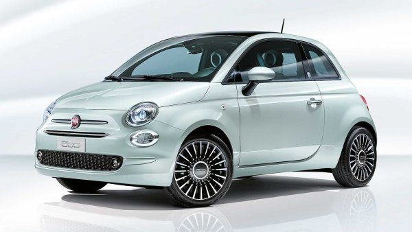 Новото поколение на модела, както и неговата версия Abarth, продължават да бъдат в оригиналния си стил. В случая съображенията на италианците са за размера, а не за практичността, тъй като е доста трудно да се добавят още две врати при дължина от 3,57 метра.

Електрическата версия получи името 500e 3 + 1, тъй като разполага с малък люк, поставен от дясната страна за улесняване на достъпа до задните седалки. Fiat предлага цяло семейство 500, в което влизат и по-просторните 500X и 500L, които са с пет врати.