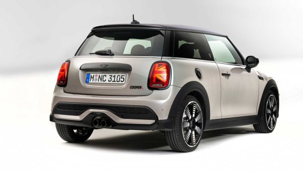 Друг автомобил, който е роден с три врати и дълго време следваше този път, преди да разшири гамата си с множество модели с 5 врати - Countryman, Clubman и Mini 5-door. Въпреки това, все още, когато стане дума за Mini, това означава по една врата от двете страни. В този вариант сегашното поколение е дълго 3,86 метра, докато версия с пет врати преминава границата от 4 метра. В миналото имаше и Paceman - дълго купе с три врати, което се оказа провал именно по тази причина.