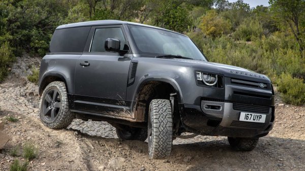 Трите врати не са запазена марка само за градските автомобили. Новото поколение на Land Rover Defender не изневерява на традицията, като се предлага в две версии - 110 и 90. Последната е с три врати и късо междуосие. Самите врати обаче са достатъчно големи, за да позволят лесен достъп до задните седалки.