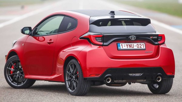 Каросерията с три врати често се свърза със спортния характер на автомобила, където практичността може да бъде жертвана. В случая Toyota направи GR Yaris точно с тази цел, като &bdquo;свирепият" японец има цели 261 к.с. под капака, но няма задни врати. За сметка това обаче хот-хечът е със система за задвижване на четирите колела, като представянето му на пътя е забележително.