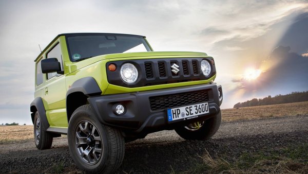 В действителност Suzuki Jimny официално не би трябвало да се намира в подобен списък, тъй като хомологиран като лекотоварен автомобил, за да може да се вмести в екологичните стандарти. През тази година обаче трябва да излезе версия с &bdquo;мек" хибриден двигател, която също като всички останали в гамата на модела е с три врати. И те няма как да бъдат повече, тъй като дължината на всъдехода е едва 3,65 метра.