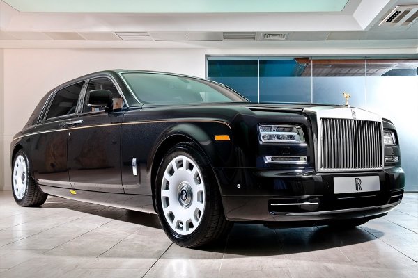 Тръмп влезе в надпреварата за президент на САЩ с любимия си лозунг „Направете Америка отново велика“. Американците се шегуват, че ако спечелят, автомобил номер едно няма да е Cadillac с прякор „The Beast“, а Rolls-Royce. А милиардерът вече разполага с такъв.

Новият черен Phantom беше заснет по време на транспортиране, като благодарение на фактурата става известна цената на колата с всички опции - 507 950 долара. По-късно Тръмп се появява публично в новата си лимузина, понякога дори седнал зад волана.
