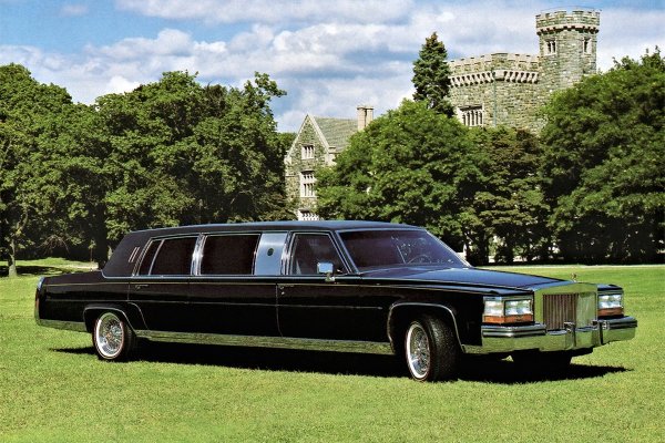 Тръмп обича да казва, че е частна компания, чиято стойност никой не знае. Чуждестранните предприемачи плащат, за да кръстят сградите на него. Името му се появява по различно време върху чай, водка и дори месни продукти. В края на 80-те години Cadillac решава да създаде специална серия от „разтегнати“ лимузини, които бяха кръстени на Тръмп и трябваше да се произвеждат в две версии - обикновената Executive Series и луксозната Golden Series.

Лимузините са завършени не от GM, а от Dillinger Coach Works, кръстена на легендарния гангстер. Самият собственик на компанията Джон Сталупи е заподозрян във връзки с мафията. Интериорът на Cadillac е декориран с палисандрово дърво, монтирани са минибар, факс, телевизор с видеорекордер, телефон и дори шредер за документи.

Външно автомобилите се отличават с по-висок покрив - изискване на собственика с необичайна прическа - и облицовка на радиатора в стил Rolls-Royce. Лимузината Golden Series се отличава със златен хром и златни ивици на гумите в същия цвят. Първоначално Тръмп планира да поръча 50 лимузини, кръстени на себе си, и дори получава кабриолет Allante като подарък от автомобилния производител, но в крайна сметка купува само една - за баща си. Сделката постоянно се отлага до фалита на Доналд през 1991 г. И производството на „траммобили“ беше ограничено до два прототипа.
