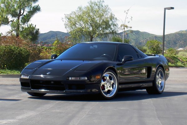 Афера с модела Марла Мейпълс едва не коства политическата кариера на Тръмп, като имиджът му е сериодно подкопан от бракоразводния процес с първата му съпруга Ивана. През 1991 г. той подарява на Марла, за която по-късно се жени, суперкола Acura NSX. Миналата година черната кола беше предложена на търг в eBay.

Моделът на Honda със средно разположен двигател и алуминиева каросерия е разработен с участието на легендата Аертон Сена. Благодарение на трилитровия двигател NSX ускорява до 100 км/ч за 5 секунди. 
