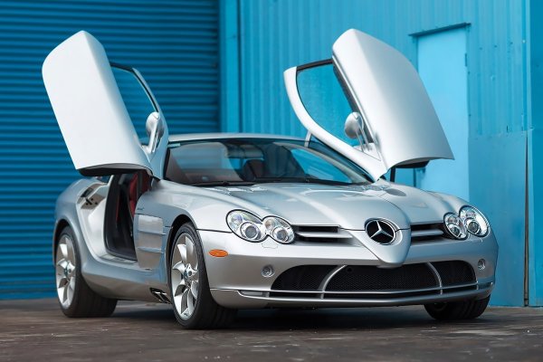 През 2004 г. милиардерът поръчва суперкола Mercedes-Benz SLR McLaren, която е закарана директно до небостъргача Trump Tower в Ню Йорк. Според слуховете колата била предназначена за третата съпруга на Тръмп - Мелания. Напраменият от въглеродни нишки SLR е разработен съвместно с британския McLaren и с негова помощ Mercedes-Benz се завръща в сегмента на суперколите.

Компресорният V8 двигател развива 626 к.с. с. и ускори колата до 100 км/ч за по-малко от 4 секунди. Максималната скорост достигна 334 км/ч. Този проект обаче не беше успешен, като продажбите на автомобили никога не достигнаха планираните 3500 бройки.
