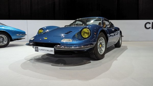 Името Dino е избрано в чест на трагично рано отишлия си Алфредо (Алфредино) Ферари, първородния син на Енцо. Това е първото Ferrari с централно разположен двигател и задвижване на задните колела. 