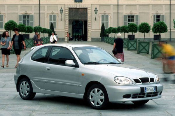 Проектиран от Джорджето Джуджаро и представен през 1997 г., Daewoo Lanos в стил Honda Civic (на снимката) беше доста спретнат малък хечбек, така че не е чудно, че редица компании се наредиха на опашка, за да го произвеждат по лиценз. Те включват полската компания FSO и руската ZAZ, и въпреки че производството по лиценз не е същото като &bdquo;бейджинженериг&ldquo;, няма как този модел да не влезе в списъка.