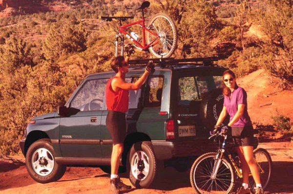 В зависимост от пазара Vitara (на снимката) се продава като Suzuki Sidekick, Chevrolet Tracker или Geo Tracker. Марката Geo на GM (1989-2016 г.) се състоеше изцяло от преработени автомобили, произведени от други компании - Prizm наистина беше Toyota Sprinter, Storm беше Isuzu Impulse, Spectrum беше Isuzu I-Mark, а Metro беше Suzuki Swift с нова марка. 