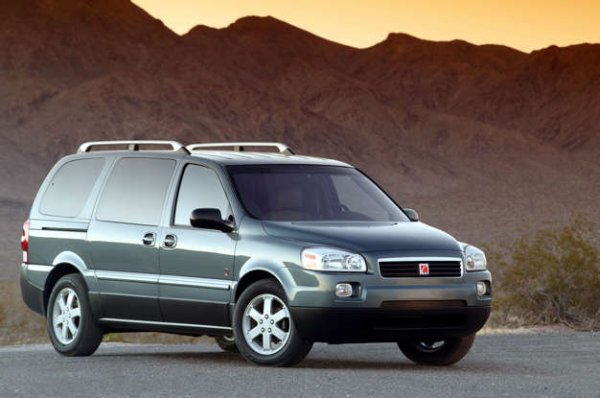 GM отново го направи, заблуждавайки купувачите, предлагайки четири версии на този миниван, всяка от които се различава от другите само по своята емблема. Освен като Buick Terraza, моделът е известен като Chevrolet Uplander, Pontiac Montana SV6 и Saturn Relay (на снимката). 