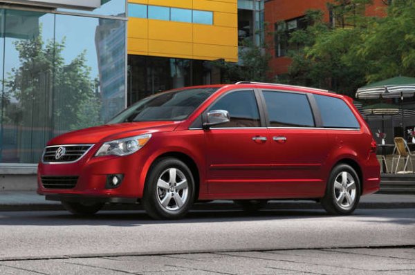 Когато Chrysler пусна първия семеен миниван през 1983 г., купувачите можеха да избират между Dodge Grand Caravan, Plymouth Town & Country или Chrysler Grand Voyager. По-късно, въпреки че разполагаше с отличния MPV Sharan, VW лицензира минивана Chrysler и го продаде като Routan (на снимката), докато връзката между Fiat и Chrysler също доведе до продажбата му като Lancia. 