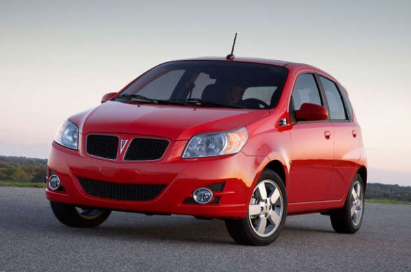 Оригиналният Chevrolet Aveo произлиза от Daewoo Kalos &ndash; кола, която беше толкова невзрачна, колкото е възможно да се направи. Въпреки сивотата си Aveo се продава по целия свят като Holden Barina, Pontiac G3 (на снимката), ZAZ Vida, а в Канада дори се предлага като Suzuki Swift+. 