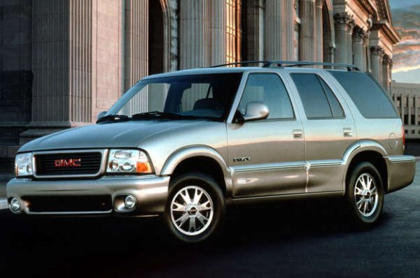 GM ударно залага на &bdquo;бейджинженеринга&ldquo; през годините, тъй като разполагаше с много подходящи коли и така запазваше различни марки за различни страни. Това обаче невинаги може да служи като оправдание, защото Saab 9-7X, Chevrolet Trailblazer, GMC Envoy (на снимката), Buick Rainier, Isuzu Ascender и Oldsmobile Bravada бяха продавани на един пазар &ndash; този в САЩ. 