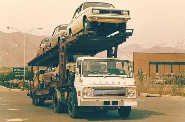 През 1966 г. компанията Rootes Group пуска модела Arrow, който до 2005 г. се произвежда в Иран. Колата се продава като Singer Gazelle и Vogue, Hillman Hunter (на снимката) и Humber Sceptre, а по-късно излиза и като Chrysler Hunter и Vogue. В края на жизнения си цикъл в Иран тя се продава и като Paykan. 