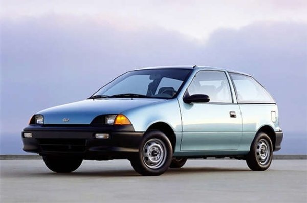 Първият Swift се продаваше под различни емблеми, предимно собственост на GM, но моделът от второ поколение на този малък автомобил - продаван като седан с две и четири врати и хечбек с три и пет врати, изведе нещата на друго ниво. Произведен на 11 различни места по света, включително Канада, Индонезия и Венецуела, Suzuki го продава само под 6 различни моделни имена. 

Той също така се продаваше като Maruti Suzuki 1000 (Индия), Changan Suzuki Lingyang (Китай), Chevrolet Sprint и Pontiac Firefly (Канада), Chevrolet Swift и Forsa (Латинска Америка), Geo Metro (САЩ, на снимката), Holden Barina ( Австралия) и Subaru Justy (Европа). Производството най-накрая приключи в Пакистан през 2016 г. 