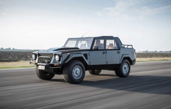 Ето го и десертът: Lamborghini LM002, което излиза в тираж от 328 бройки за 8 години производство (1986-1993 г.). Италианският всъдеход е оборудван с 5,2-литров V12 с мощност 426 к.с., който се поставя на суперколата Countach. Ускорението до 100 км/ч от място е 9,3 секунди (по-бързо е от DeLorean DMC-12 от &bdquo;Завръщане в бъдещето&ldquo;). Разходът обаче също е сериозен и затова резервоарите на всъдехода побират 290 литра.